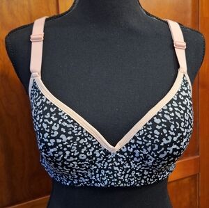 🪸PRO PLAYER pull-over and clasp wireless bra with animal print design. Size L